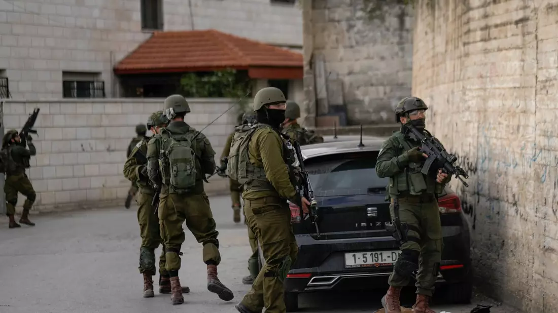 Israelische Soldaten während einer Militäroperation im Westjordanland. - Bild: Majdi Mohammed/AP/dpa
