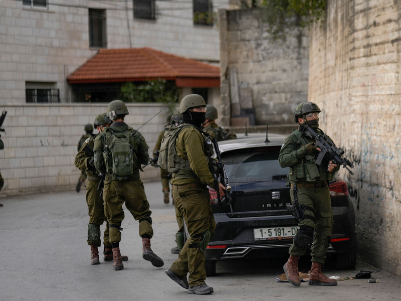 Israelische Soldaten während einer Militäroperation im Westjordanland. - Foto: Majdi Mohammed/AP/dpa