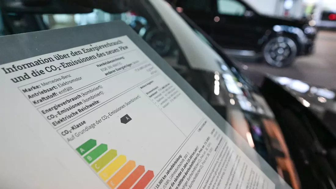 Verbraucher sollen beim Autokauf mit einem neuen Pkw-Label künftig unter anderem besser über den Verbrauch und die Emissionen ihres potenziellen Neuwagens informiert werden. - Bild: Bernd Weißbrod/dpa