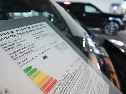 Verbraucher sollen beim Autokauf mit einem neuen Pkw-Label künftig unter anderem besser über den Verbrauch und die Emissionen ihres potenziellen Neuwagens informiert werden. - Foto: Bernd Weißbrod/dpa