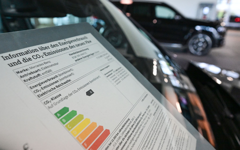 Verbraucher sollen beim Autokauf mit einem neuen Pkw-Label künftig unter anderem besser über den Verbrauch und die Emissionen ihres potenziellen Neuwagens informiert werden. - Foto: Bernd Weißbrod/dpa