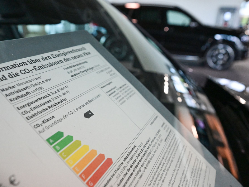 Verbraucher sollen beim Autokauf mit einem neuen Pkw-Label künftig unter anderem besser über den Verbrauch und die Emissionen ihres potenziellen Neuwagens informiert werden. - Foto: Bernd Weißbrod/dpa