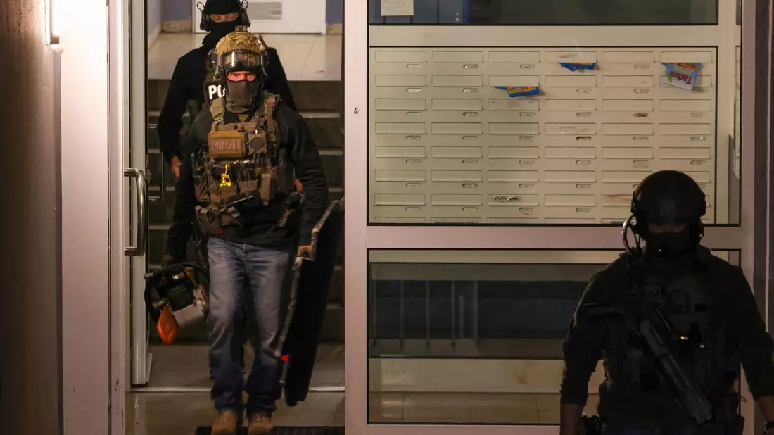 Ein sich selbst als Reichsbürger bezeichnender Mann hat in Velbert Polizisten mit einem Messer bedroht und damit einen SEK-Einsatz ausgelöst. - Bild: Christoph Reichwein/dpa