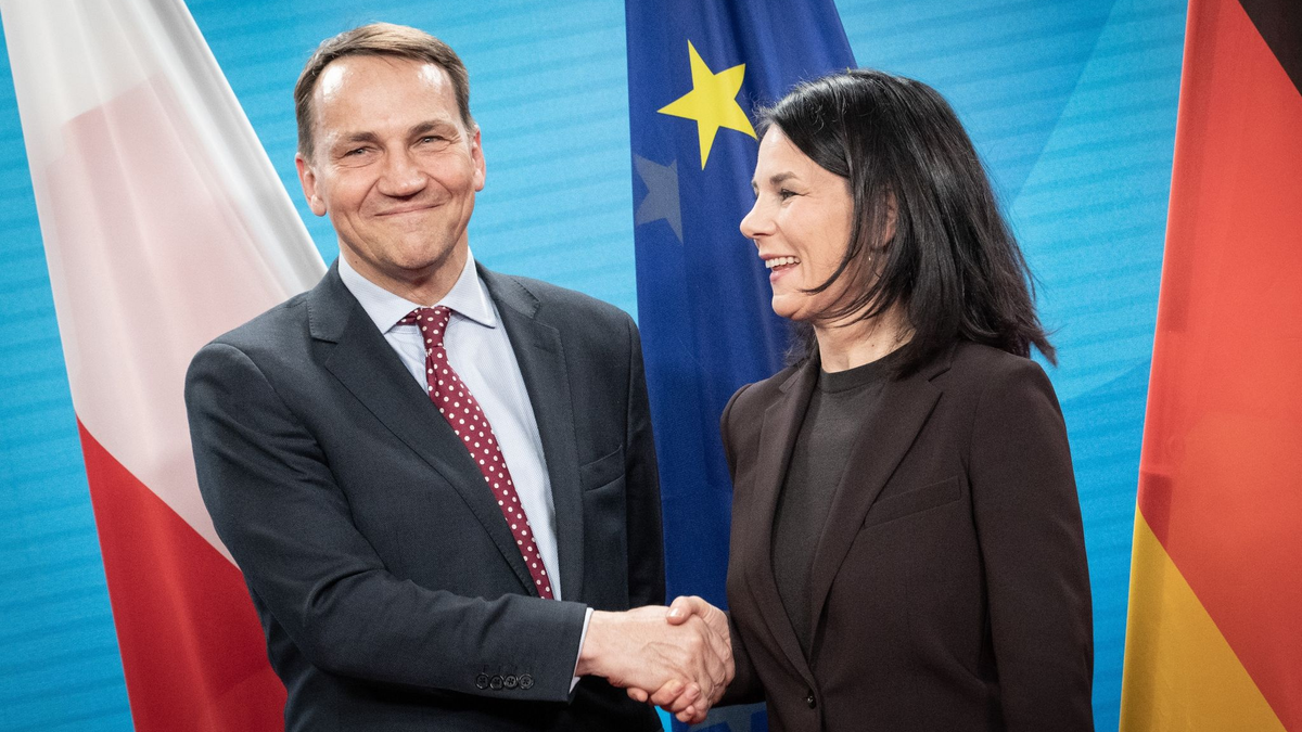 Die Außenminister von Deutschland und Polen, Annalena Baerbock und Rados?aw Sikorski, wollen den 20. Jahrestag des EU-Beitritts von Polen mit einem feierlichen Treffen würdigen. - Foto: Michael Kappeler/dpa