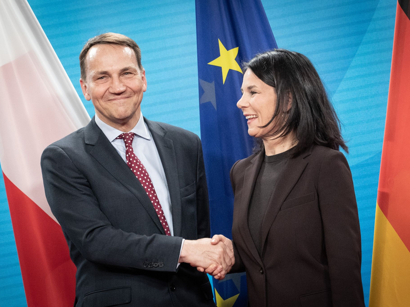 Die Außenminister von Deutschland und Polen, Annalena Baerbock und Rados?aw Sikorski, wollen den 20. Jahrestag des EU-Beitritts von Polen mit einem feierlichen Treffen würdigen. - Foto: Michael Kappeler/dpa