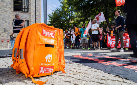 Die Gewerkschaft Nahrung-Genuss-Gaststätten (NGG) hat Lieferando-Beschäftigte aus ganz Deutschland zum Streik aufgerufen. - Foto: Christoph Soeder/dpa