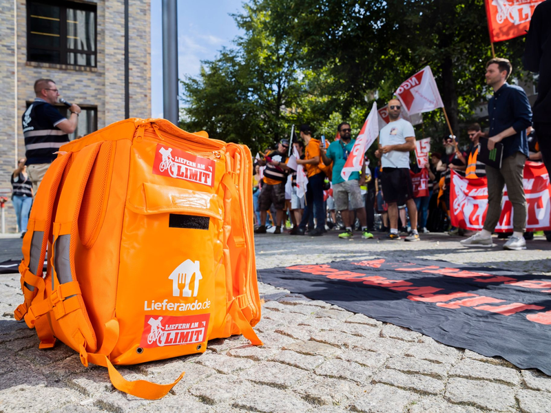 Die Gewerkschaft Nahrung-Genuss-Gaststätten (NGG) hat Lieferando-Beschäftigte aus ganz Deutschland zum Streik aufgerufen. - Foto: Christoph Soeder/dpa