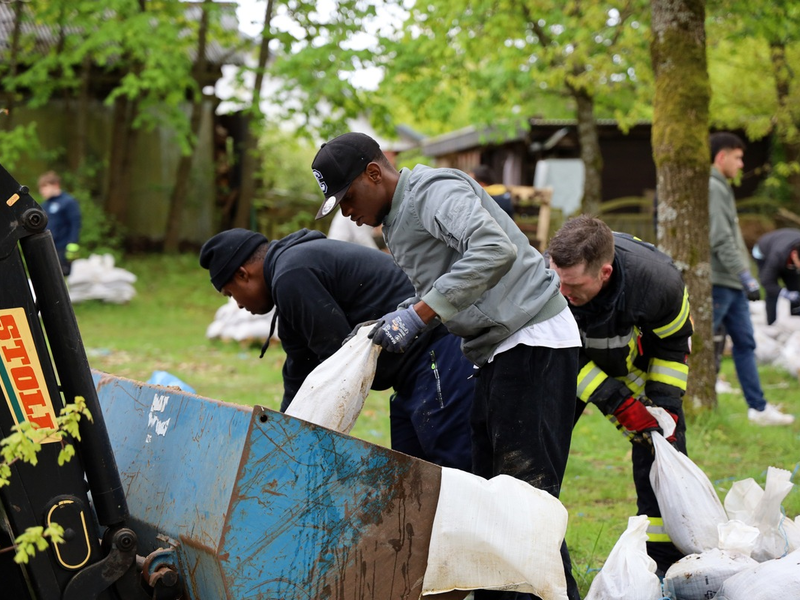 FW Hambühren: Feuerwehr in Oldau entleert tausende Sandsäcke mit freiwilliger Unterstützung von Asylsuchenden - Foto: presseportal.de