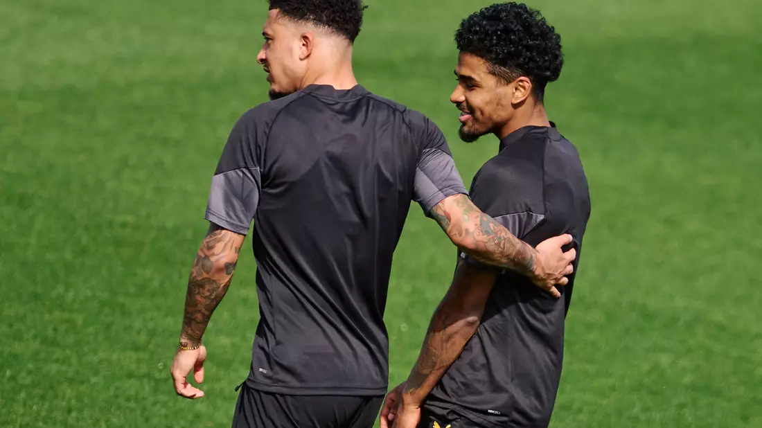 Ian Maatsen (l) und Jadon Sancho beim BVB-Training. - Bild: Bernd Thissen/dpa