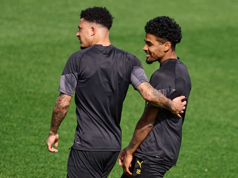 Ian Maatsen (l) und Jadon Sancho beim BVB-Training. - Foto: Bernd Thissen/dpa