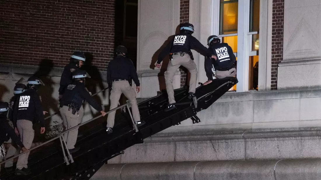 Polizisten dringen in das obere Stockwerk der Hamilton Hall auf dem Campus der Columbia University in New York ein. - Bild: Craig Ruttle/AP/dpa