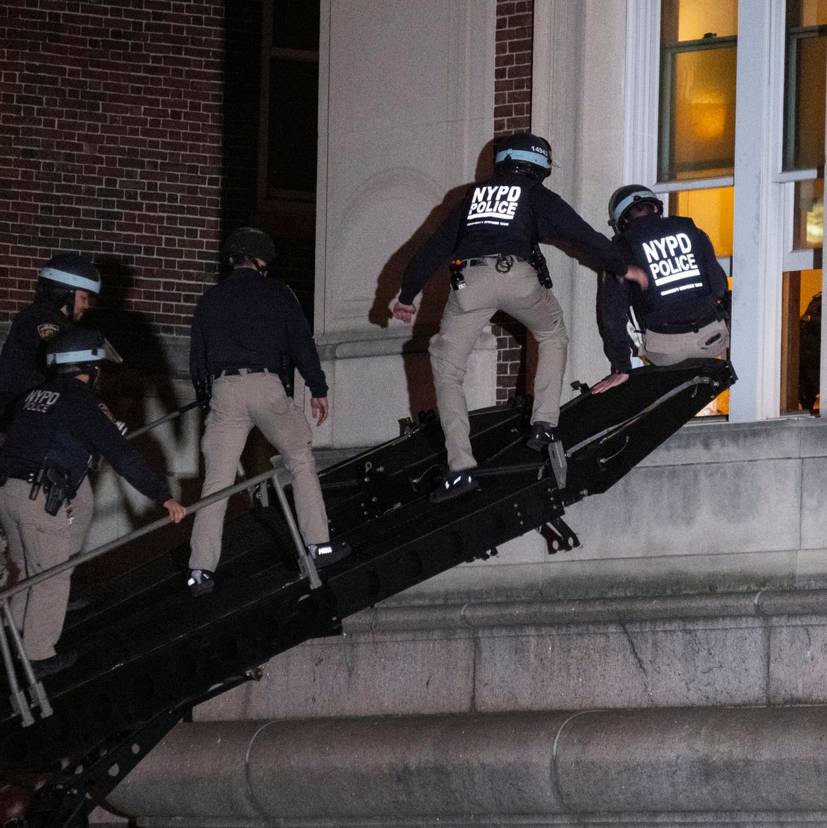 Polizisten dringen in das obere Stockwerk der Hamilton Hall auf dem Campus der Columbia University in New York ein. - Foto: Craig Ruttle/AP/dpa