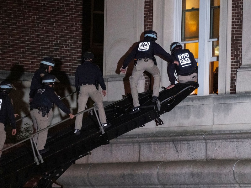 Polizisten dringen in das obere Stockwerk der Hamilton Hall auf dem Campus der Columbia University in New York ein. - Foto: Craig Ruttle/AP/dpa