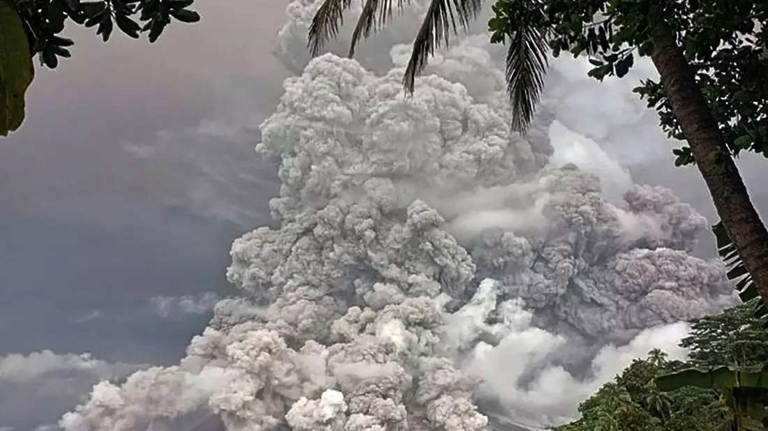Der Vulkan Mount Ruang ist erneut ausgebrochen und hat Asche fast zwei Kilometer hoch in den Himmel geschleudert. - Bild: Uncredited/Vulcanology and Geological Disaster Mitigation Center (PVMBG) via AP/dpa