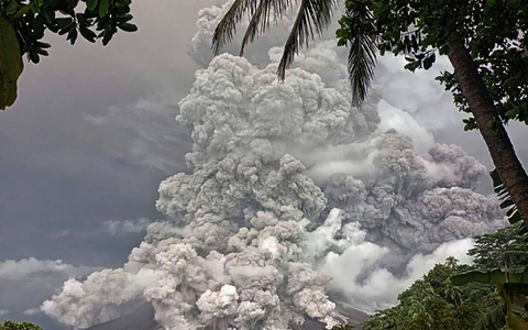 Der Vulkan Mount Ruang ist erneut ausgebrochen und hat Asche fast zwei Kilometer hoch in den Himmel geschleudert. - Foto: Uncredited/Vulcanology and Geological Disaster Mitigation Center (PVMBG) via AP/dpa