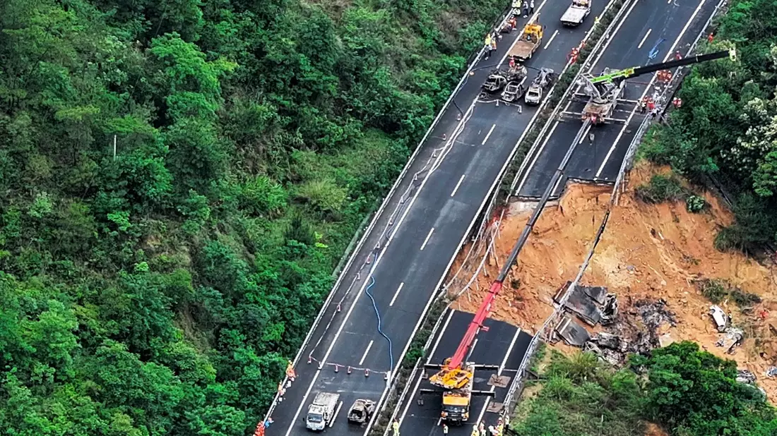 Ein Straßenabschnitt der Schnellstraße Meizhou-Dabu ist durch die heftigen Regenfälle weggespült worden. - Bild: --/Xinhua News Agency/dpa