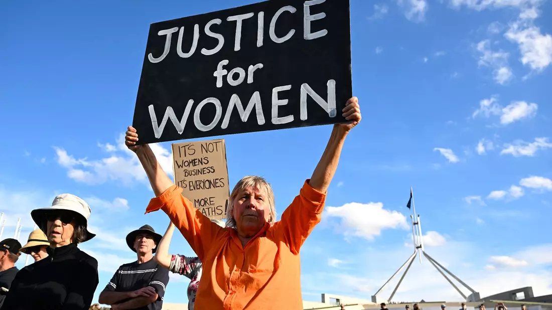 In Canberra fordert eine Frau Justice for Women (Gerechtigkeit für Frauen). - Bild: Lukas Coch/AAP/dpa