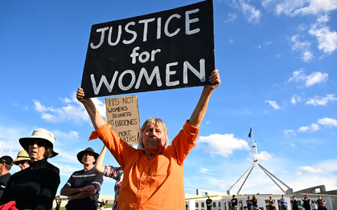 In Canberra fordert eine Frau Justice for Women (Gerechtigkeit für Frauen). - Foto: Lukas Coch/AAP/dpa