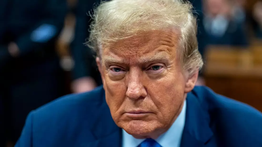 Der Vorwurf: Trump soll 130.000 Dollar Schweigegeld an eine Pornodarstellerin gezahlt und den Geldfluss danach falsch verbucht haben. - Bild: Mark Peterson/POOL Redux Pictures/AP/dpa