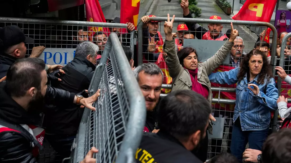 Demonstrierende geraten in Istanbul mit Polizeibeamten aneinander. Dutzende Menschen, die versuchten, den Taksim-Platz zu erreichen, wurden festgenommen. - Bild: Khalil Hamra/AP
