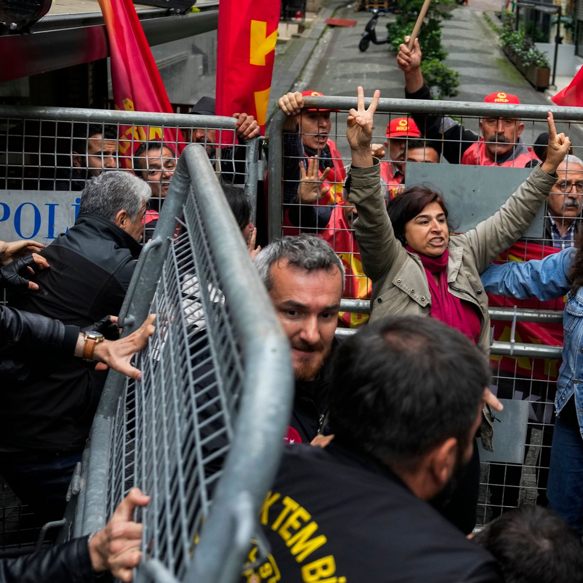 Demonstrierende geraten in Istanbul mit Polizeibeamten aneinander. Dutzende Menschen, die versuchten, den Taksim-Platz zu erreichen, wurden festgenommen. - Foto: Khalil Hamra/AP