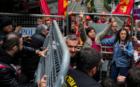 Demonstrierende geraten in Istanbul mit Polizeibeamten aneinander. Dutzende Menschen, die versuchten, den Taksim-Platz zu erreichen, wurden festgenommen. - Foto: Khalil Hamra/AP Demonstrierende geraten in Istanbul mit Polizeibeamten aneinander. Dutzende Menschen, die versuchten, den Taksim-Platz zu erreichen, wurden festgenommen. - Foto: Khalil Hamra/AP