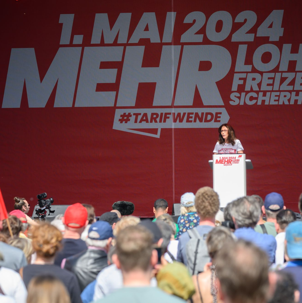 Die DGB-Vorsitzende Yasmin Fahimi spricht bei der zentralen Kundgebung des Gewerkschaftsbundes in Hannover. - Foto: Julian Stratenschulte/dpa