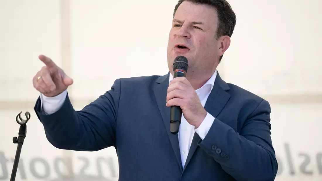 «Dieses Land hat eine humanitäre Verpflichtung, Menschen zu helfen, die vor Krieg und politischer Verfolgung geflohen sind»: Bundesarbeitsminister Hubertus Heil in Dresden. - Bild: Sebastian Kahnert/dpa