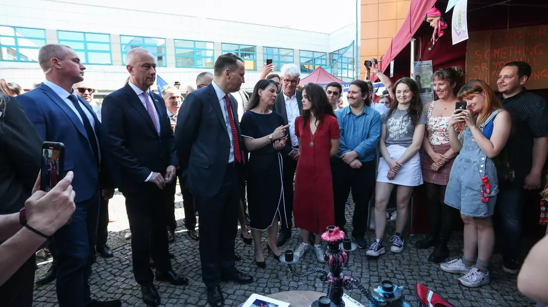 Bundesaußenministerin Annalena Baerbock (M.l.) und ihr polnischer Amtskollege Radoslaw Sikorski (daneben) begehen des Jahrestag des EU-Beitritts Polens gemeinsam in Slubice. - Bild: Lech Muszynski/PAP/dpa