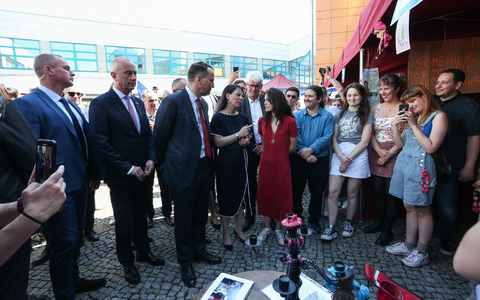Bundesaußenministerin Annalena Baerbock (M.l.) und ihr polnischer Amtskollege Radoslaw Sikorski (daneben) begehen des Jahrestag des EU-Beitritts Polens gemeinsam in Slubice. - Foto: Lech Muszynski/PAP/dpa
