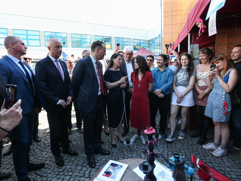 Bundesaußenministerin Annalena Baerbock (M.l.) und ihr polnischer Amtskollege Radoslaw Sikorski (daneben) begehen des Jahrestag des EU-Beitritts Polens gemeinsam in Slubice. - Foto: Lech Muszynski/PAP/dpa