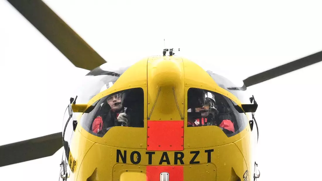 Mehrere Rettungshubschrauber sind nach dem Unfall mit Maiwagen in Südbaden im Einsatz. Symbolbild - Bild: Bernd Weißbrod/dpa