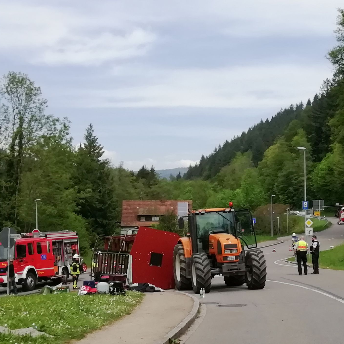 Unfall mit Maiwagen: Rettungskräfte neben dem umgestürzten Maiwagen in Kandern. - Foto: Gudrun Gehr/Oberbadisches Verlagshaus/dpa