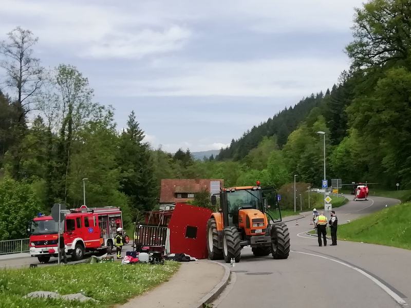 Unfall mit Maiwagen: Rettungskräfte neben dem umgestürzten Maiwagen in Kandern. - Foto: Gudrun Gehr/Oberbadisches Verlagshaus/dpa
