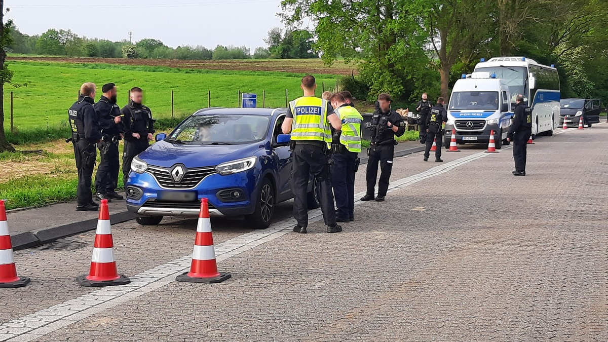BPOL NRW: Zur Championsleaguebegegnung BVB - PSG führt Bundespolizei an der Grenze bei Aachen verstärkte Grenzüberwachungsmaßnahmen durch - Pyrotechnik, Sturmhauben und Quarzhandschuhe werden sichergestellt - Foto: presseportal.de