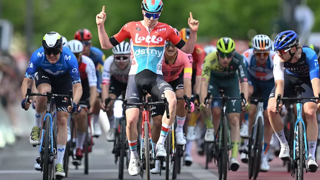 Holte sich beim Eintages-Klassiker Eschborn-Frankfurt den Sieg: Maxim van Gils (M). - Bild: Arne Dedert/dpa