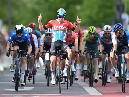 Positiv und raus: Maxim Van Gils verlässt die Tour de France. - Foto: Arne Dedert/dpa