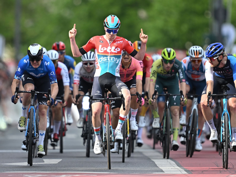 Positiv und raus: Maxim Van Gils verlässt die Tour de France. - Foto: Arne Dedert/dpa