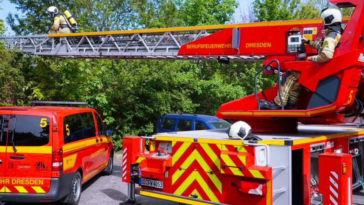 FW Dresden: Brand in einem Lagergebäude - Foto: presseportal.de