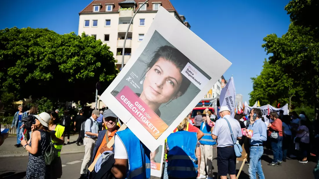 Das Bündnis Sahra Wagenknecht erfreut sich laut einer Umfrage in Thüringen wachsender Beliebtheit. - Bild: Christoph Soeder/dpa