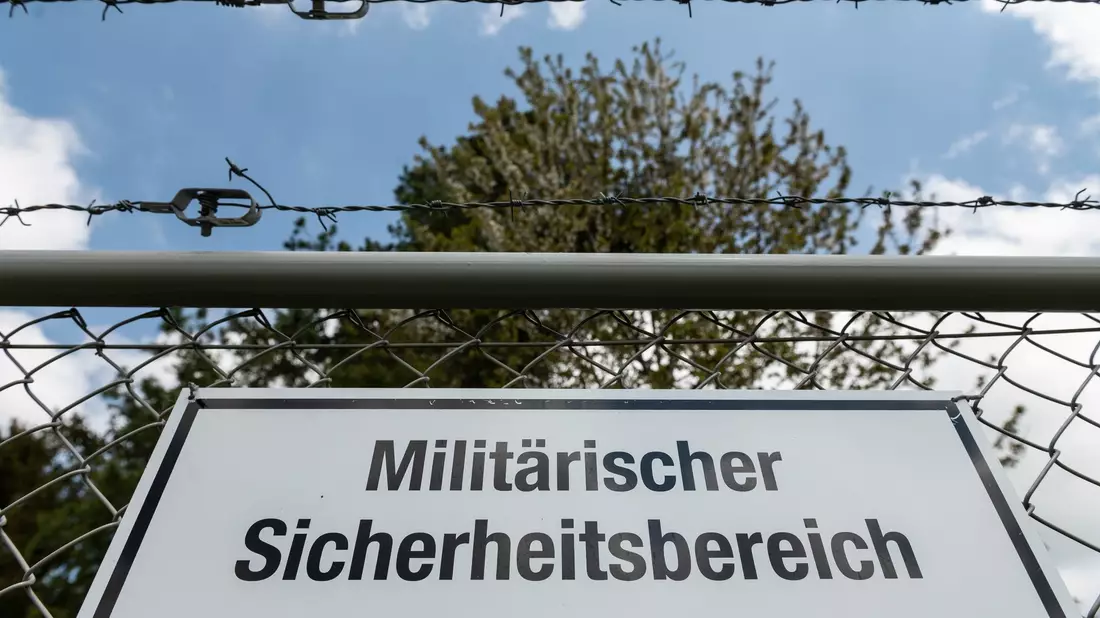 Schild mit der Aufschrift «Militärischer Sicherheitsbereich». - Bild: Silas Stein/dpa