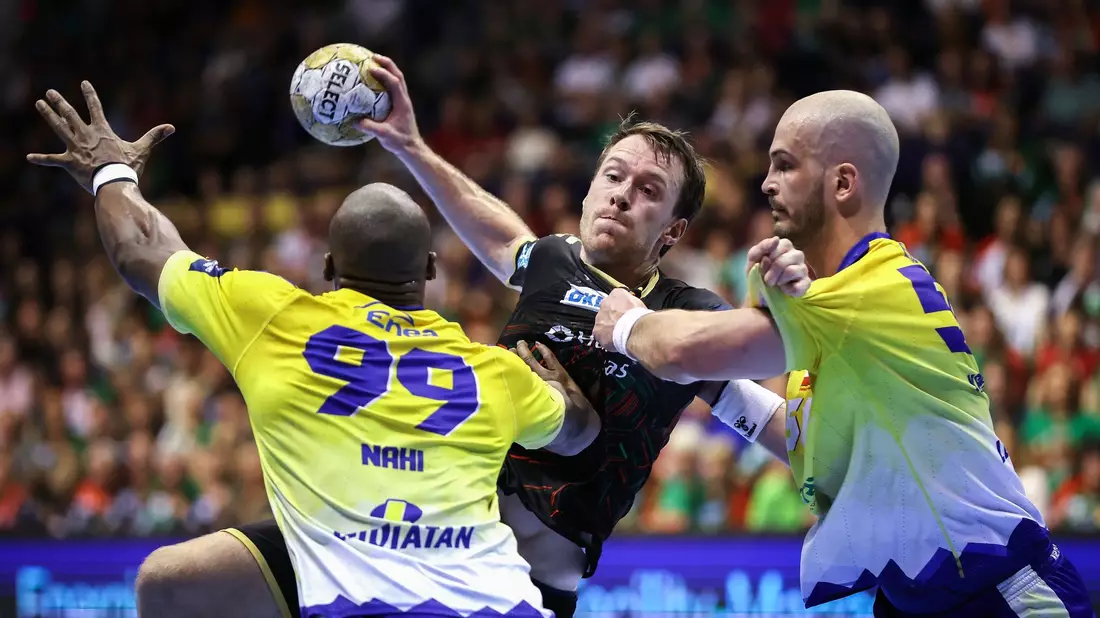 Felix Claar (M) und der SC Magdeburg haben das Final Four der Champions League erreicht. - Bild: Ronny Hartmann/dpa