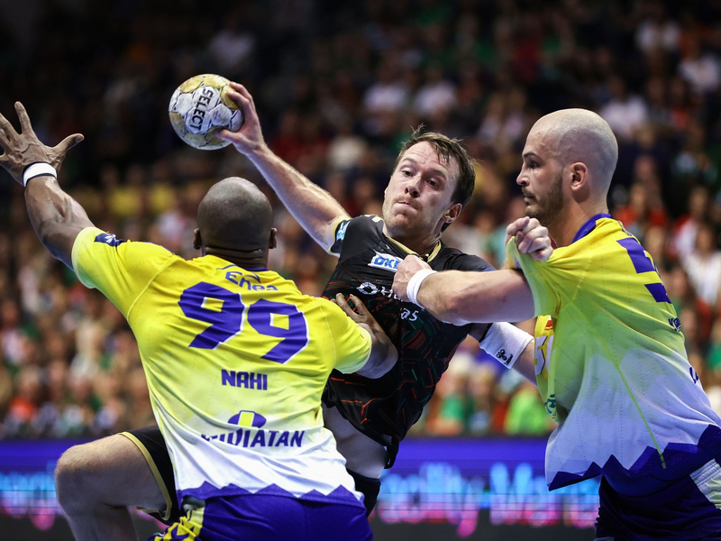 Felix Claar (M) und der SC Magdeburg haben das Final Four der Champions League erreicht. - Foto: Ronny Hartmann/dpa