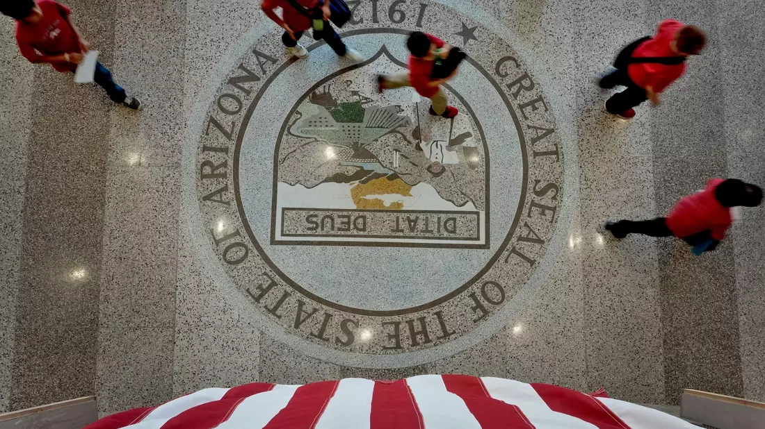 Die Demokraten haben sich im Senat von Arizona genügend Stimmen gesichert, um ein aus dem Bürgerkrieg stammendes Abtreibungsverbot aufzuheben, das der oberste Gerichtshof des Bundesstaates vor kurzem in Kraft treten ließ. - Bild: Matt York/AP/dpa