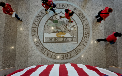 Die Demokraten haben sich im Senat von Arizona genügend Stimmen gesichert, um ein aus dem Bürgerkrieg stammendes Abtreibungsverbot aufzuheben, das der oberste Gerichtshof des Bundesstaates vor kurzem in Kraft treten ließ. - Foto: Matt York/AP/dpa