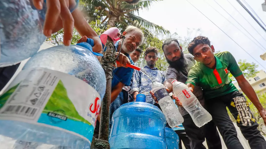 Viel trinken ist wichtig: Auch in Dhaka, Bangladesch, leiden die Menschen unter der extremen Hitze. - Bild: Suvra Kanti Das/ZUMA Press Wire/dpa