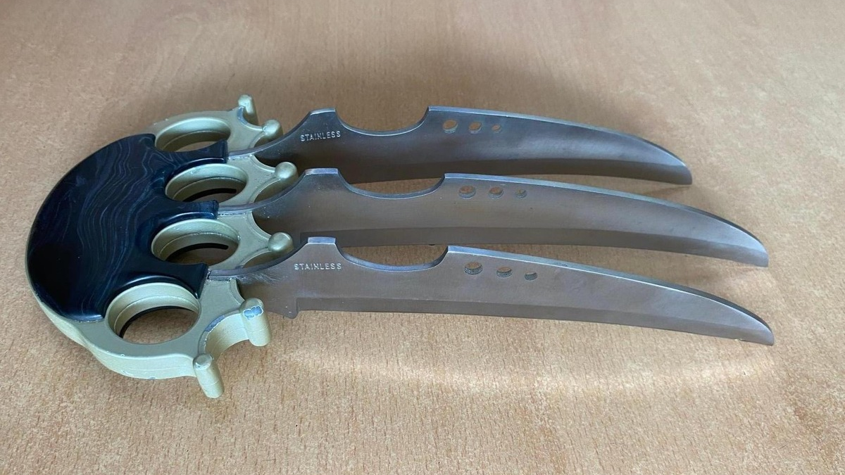 BPOL-HH: (FOTO) Bundespolizei am Hamburg Airport: Schlagring mit Kralle führt zur Strafanzeige, Flug verpasst - Foto: presseportal.de