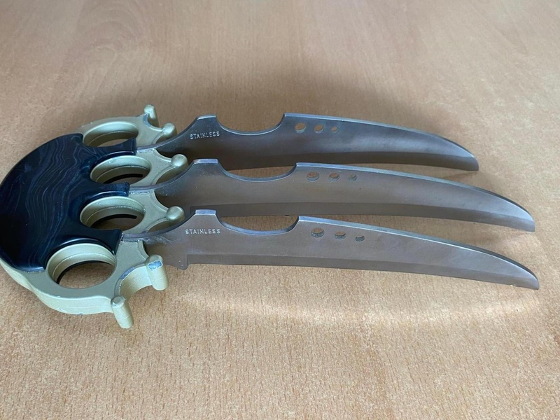 BPOL-HH: (FOTO) Bundespolizei am Hamburg Airport: Schlagring mit Kralle führt zur Strafanzeige, Flug verpasst - Foto: presseportal.de