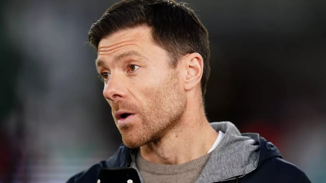 Bayer-Trainer Xabi Alonso freut sich auf ein Wiedersehen mit Daniele De Rossi. - Bild: John Walton/PA Wire/dpa