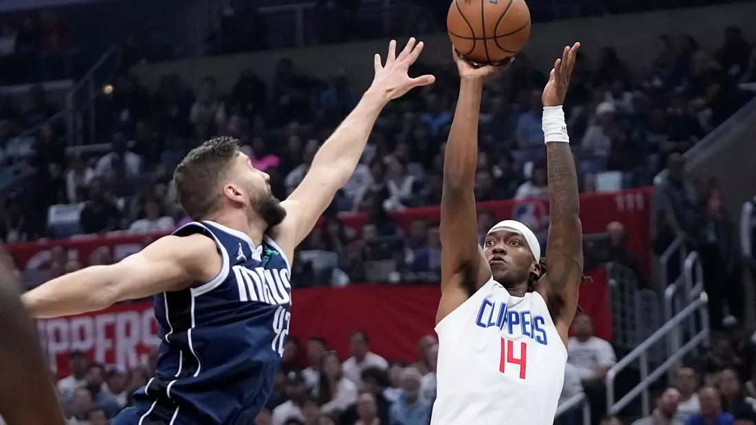Maxi Kleber (l) von den Dallas Mavericks machte gegen die Los Angeles Clippers ein starkes Spiel. - Bild: Mark J. Terrill/AP